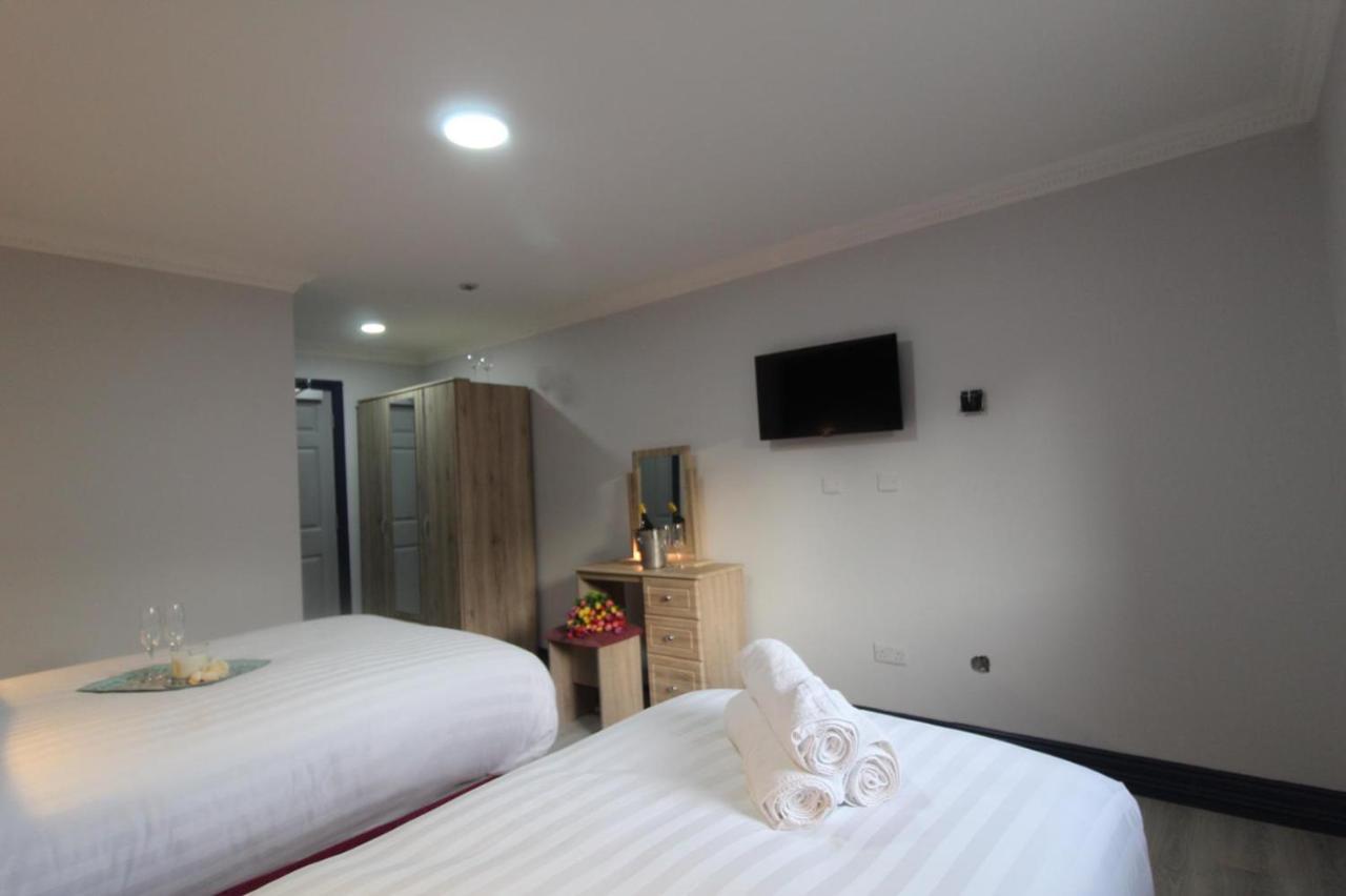 The Dutch Tulip Hostel มาลโลว์ ภายนอก รูปภาพ