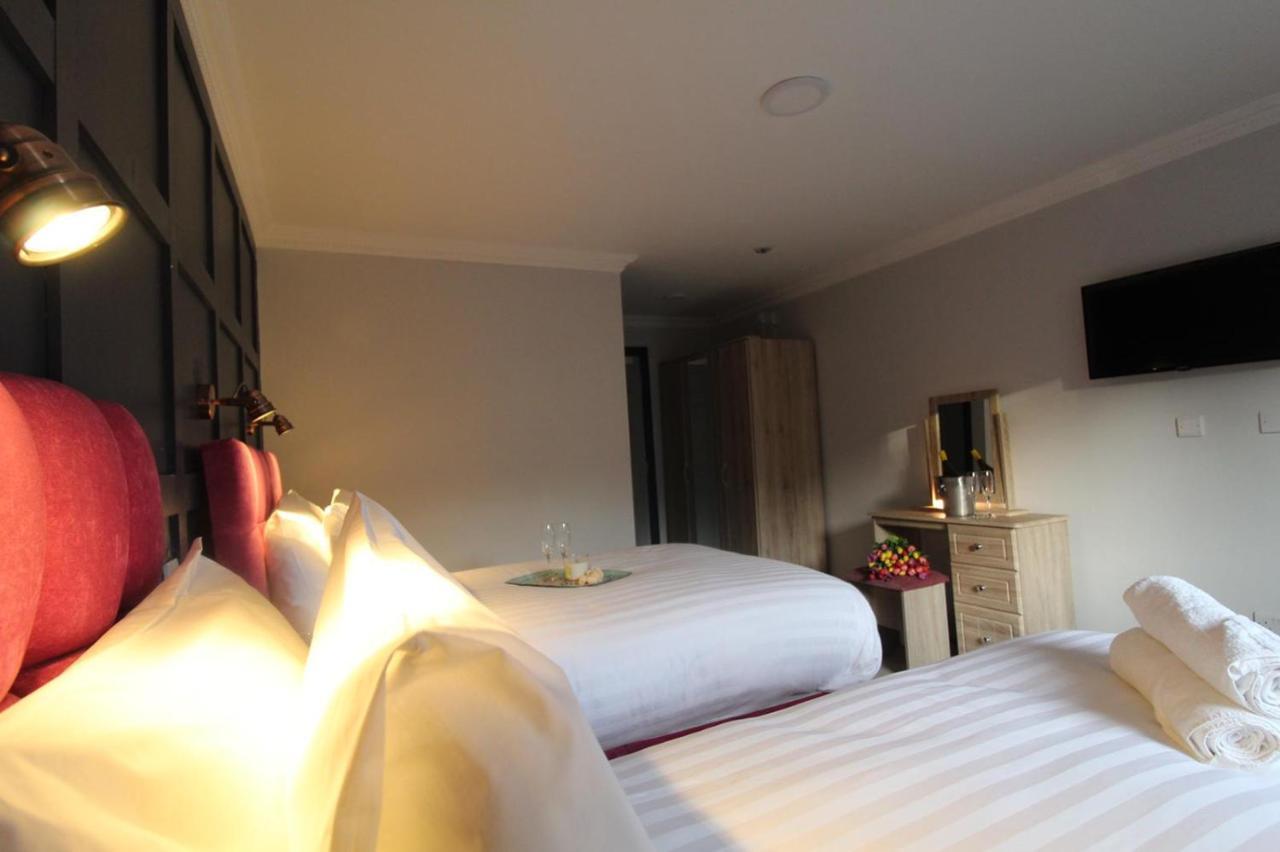 The Dutch Tulip Hostel มาลโลว์ ภายนอก รูปภาพ