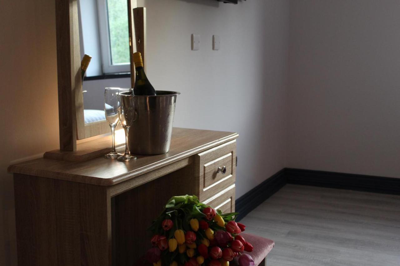 The Dutch Tulip Hostel มาลโลว์ ภายนอก รูปภาพ