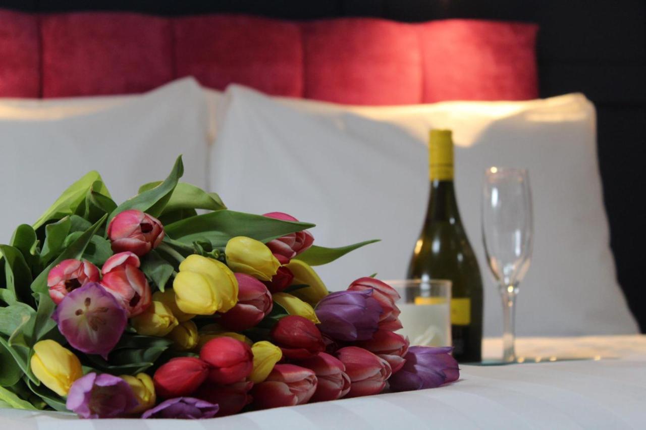The Dutch Tulip Hostel มาลโลว์ ภายนอก รูปภาพ
