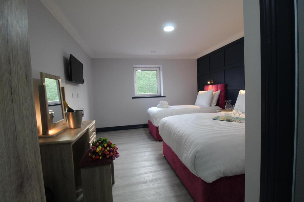 The Dutch Tulip Hostel มาลโลว์ ภายนอก รูปภาพ